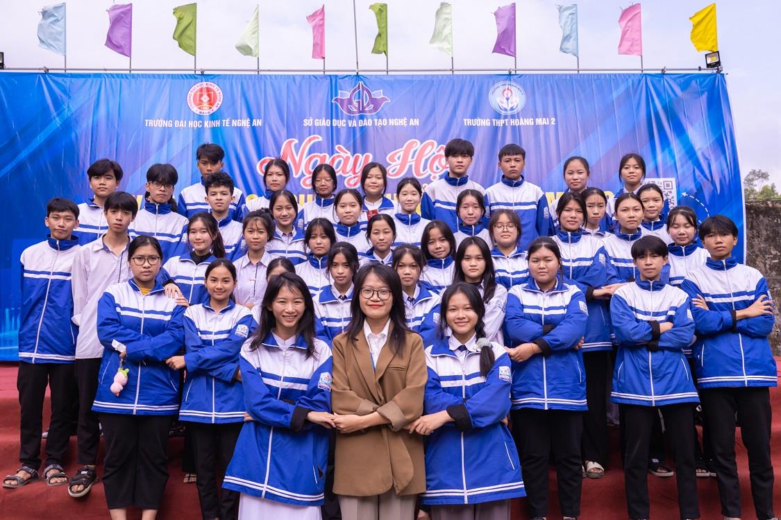Ngày hội tư vấn Hướng nghiệp – Tuyển sinh tại Trường THPT Hoàng Mai 2: Cả trường háo hức tham dự