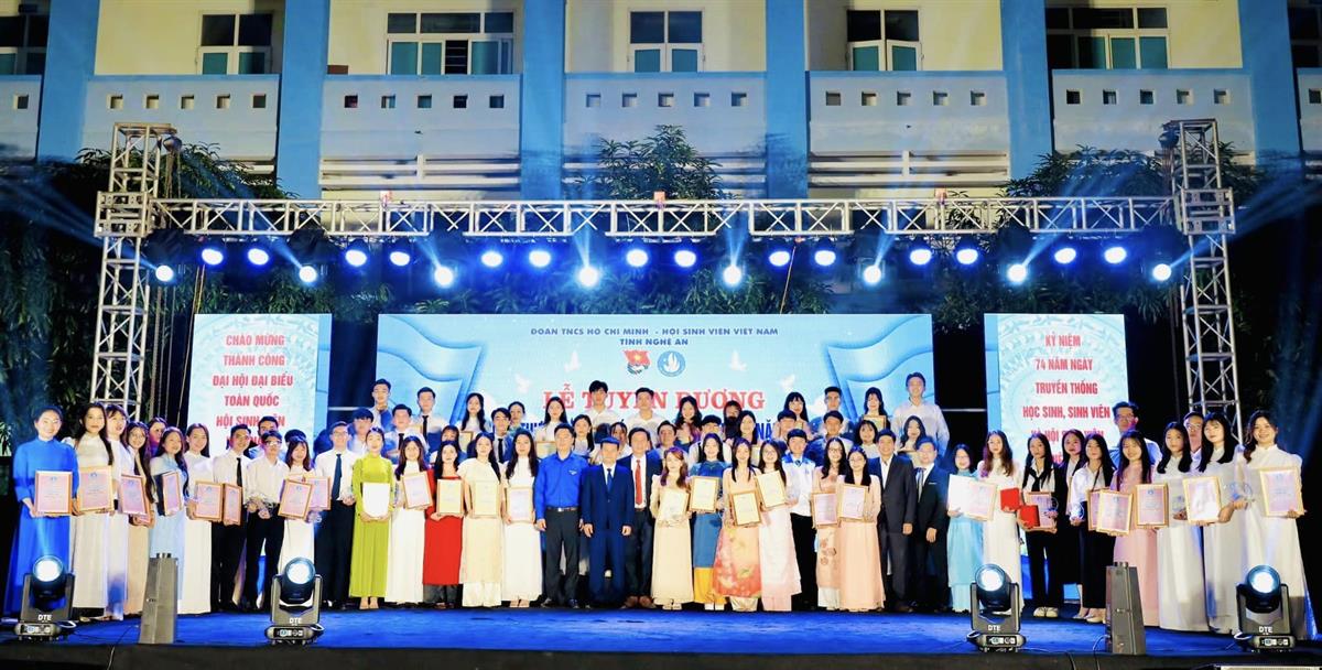 Sinh viên Khoa Kinh tế – QTKD đạt danh hiệu “Sinh viên 5 tốt” và “Sao tháng Giêng” năm 2023