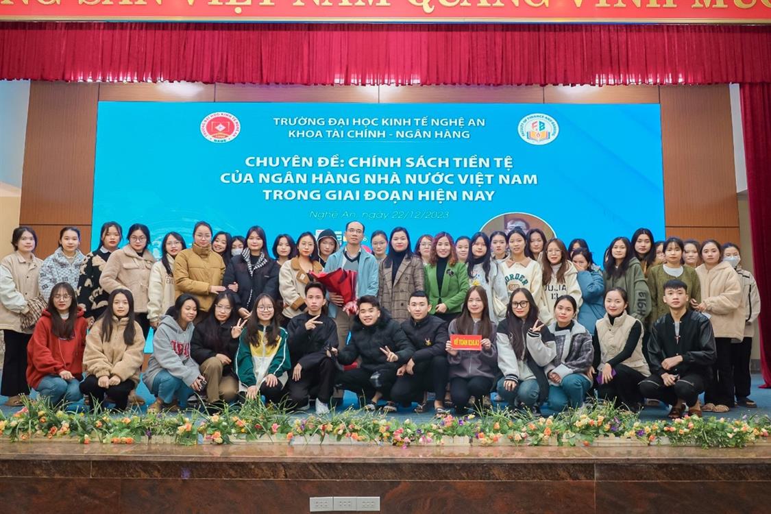 Sinh viên NAUE học tập cùng chuyên gia Ngân hàng Nhà nước Việt Nam