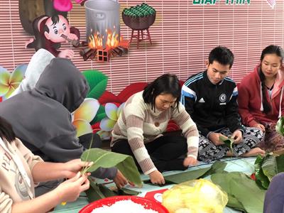 Trường Đại học Kinh tế Nghệ An tổ chức hoạt động ” Sinh viên Lào trải nghiệm gói bánh chưng Xuân Giáp Thìn 2024″