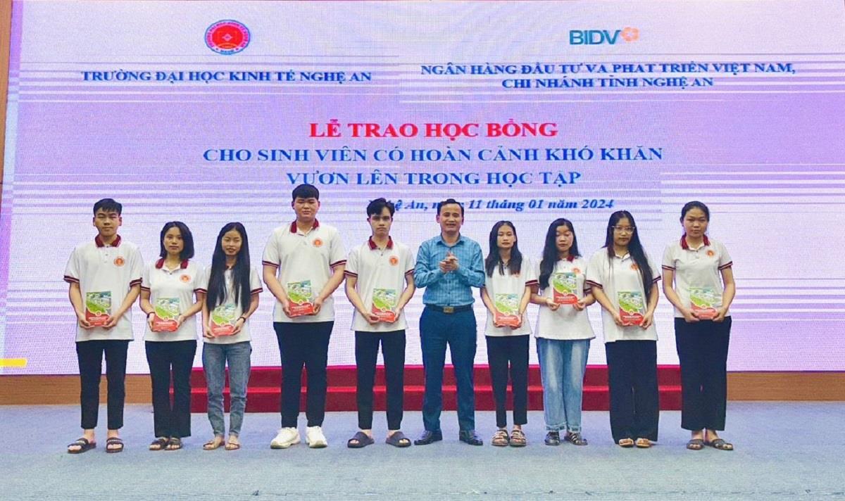 Trường Đại học Kinh tế Nghệ An – Trao 30 suất học bổng cho sinh viên có hoàn cảnh khó khăn