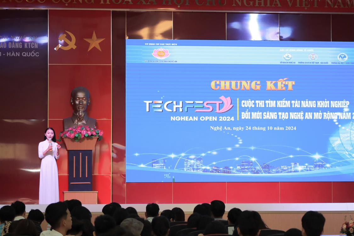 Sinh viên Nguyễn Thị Trà Giang Khoa Công nghệ Thông tin – Trường Đại học Kinh tế Nghệ An xuất sắc vào chung kết cuộc thi Techfest Nghệ An open 2024.