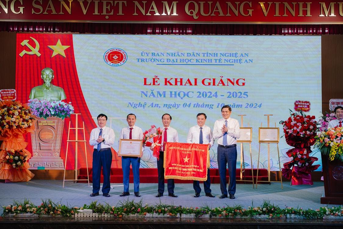 Trường Đại học Kinh tế Nghệ An nhận cờ thi đua của Chính phủ