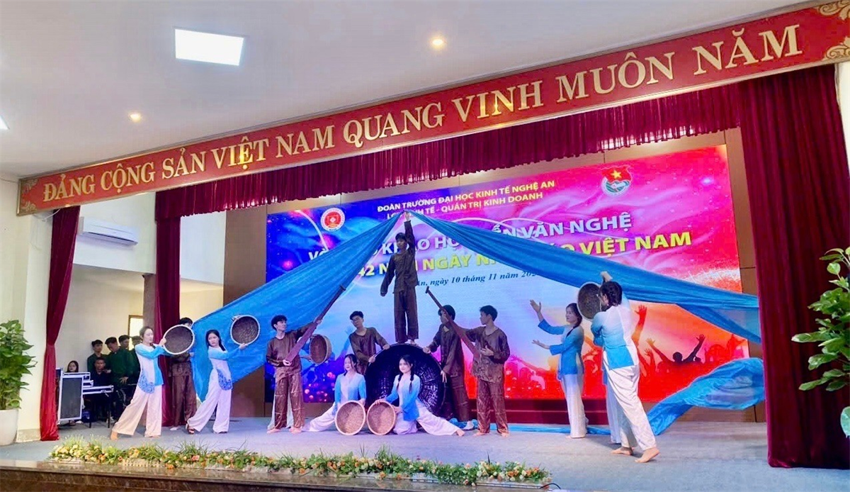 Rộn ràng không khí chào mừng ngày nhà giáo Việt Nam của Thầy và trò Khoa Công nghệ Thông tin
