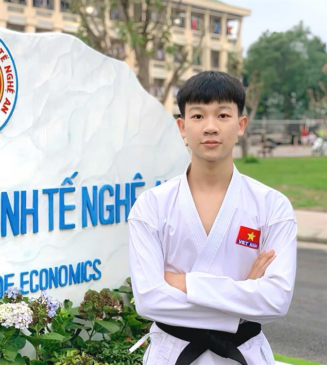 Sinh viên Nguyễn Văn Trọng Khoa Công nghệ Thông tin – được nhận học bổng của Công ty Radiant Opto Electronics Việt Nam tại Nghệ An