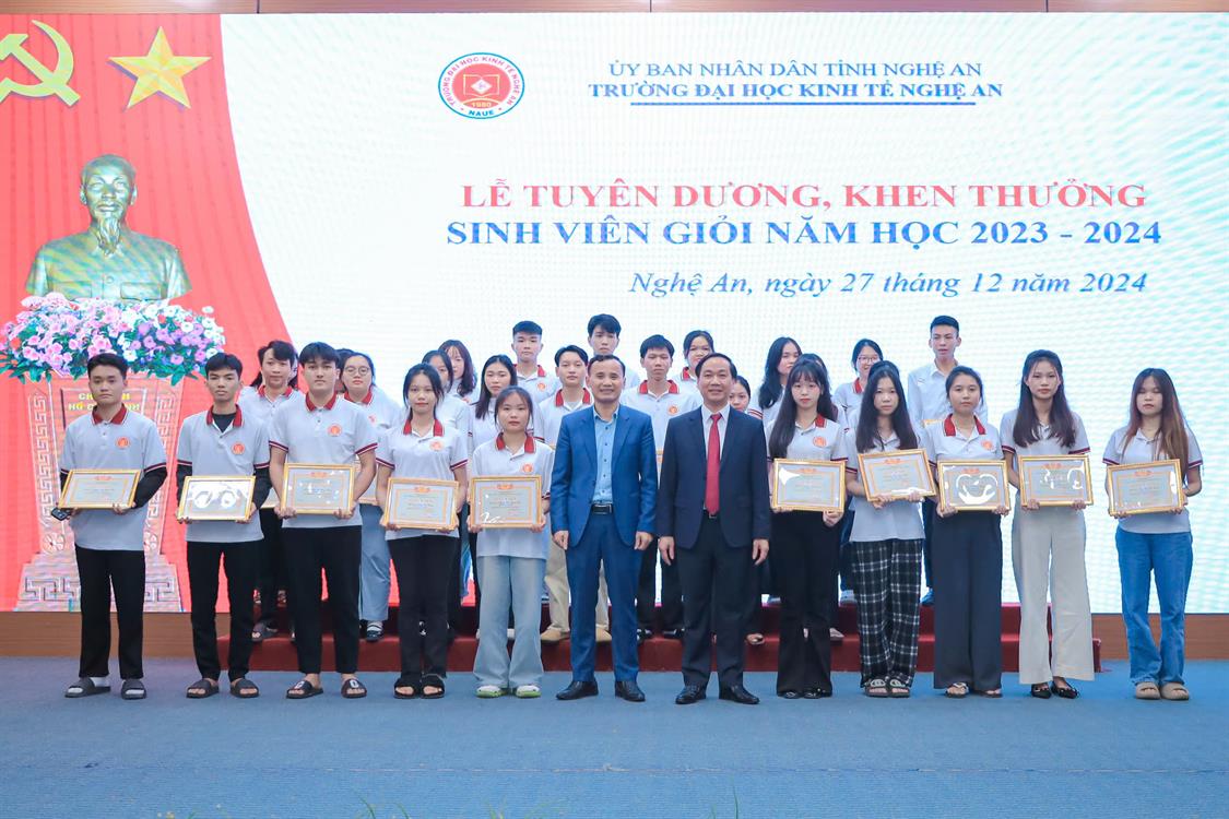 Lễ tuyên dương khen thưởng sinh viên xuất sắc, sinh viên giỏi năm học 2023-2024