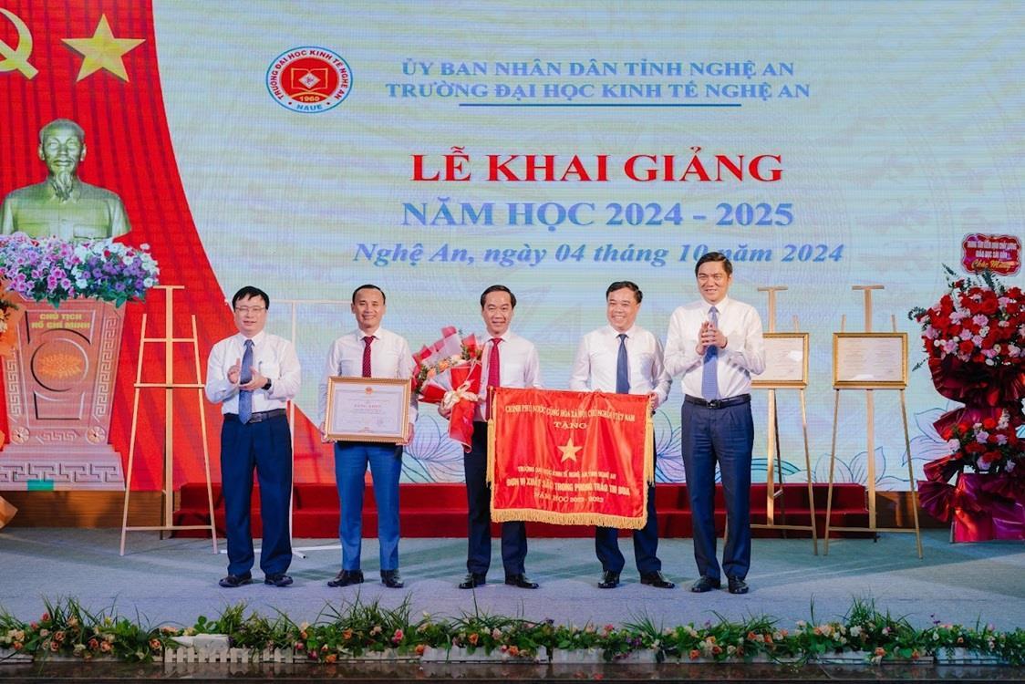 Trường Đại học Kinh tế Nghệ An vinh dự đón nhận Cờ thi đua của Chính phủ