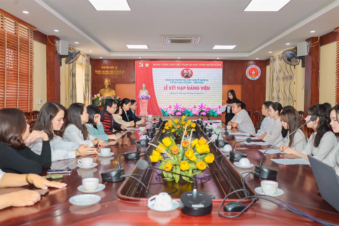 Chi bộ khoa Kế toán Kiểm toán tổ chức lễ kết nạp Đảng viên mới