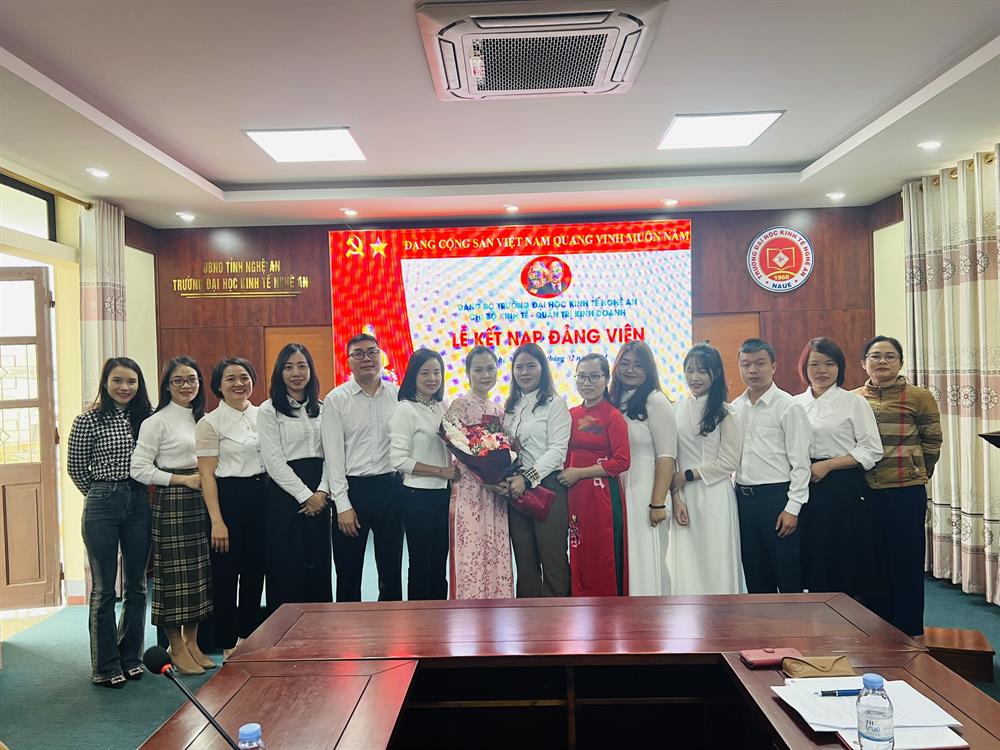 Chi bộ khoa Kinh tế – QTKD tổ chức lễ kết nạp đảng viên mới