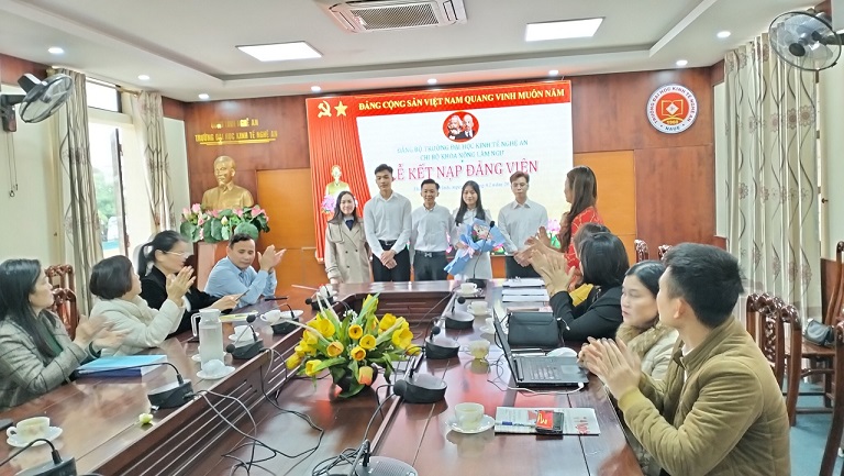 Chi bộ Khoa Nông Lâm Ngư tổ chức Lễ kết nạp đảng viên mới