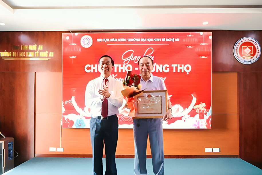 Hội cựu giáo chức Trường Đại học Kinh tế Nghệ An tổ chức gặp mặt đầu xuân Giáp Thìn năm 2024
