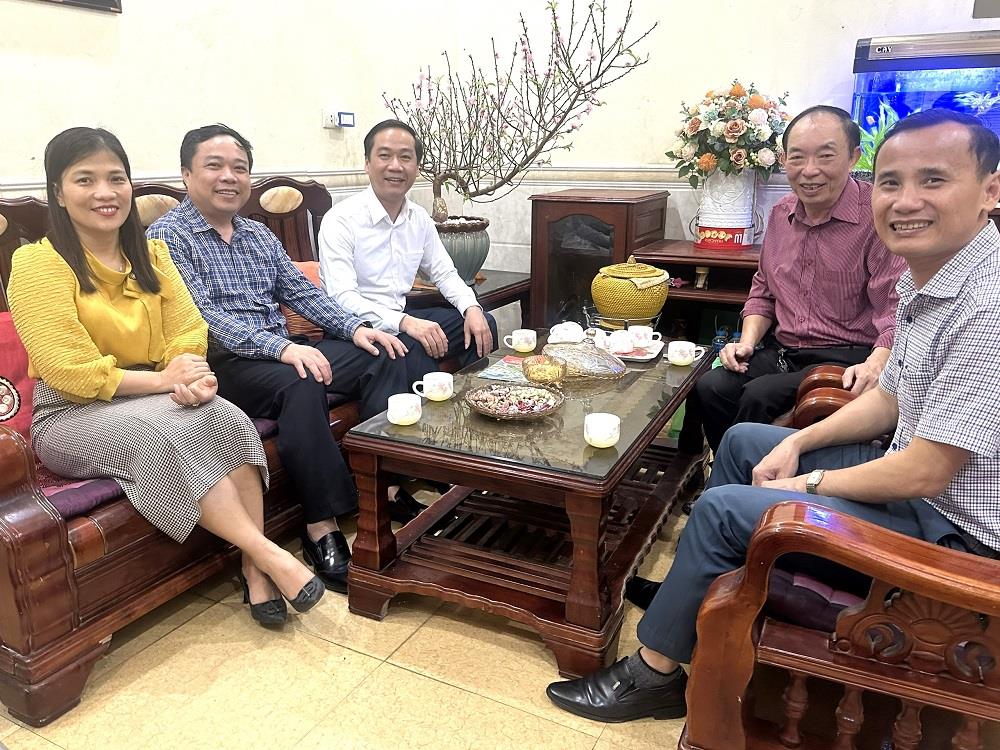 NAUE thăm và chúc Tết Thầy/Cô Cựu Giáo chức Trường Đại học Kinh tế Nghệ An nhân dịp Tết Nguyên Đán – Xuân Giáp Thìn năm 2024