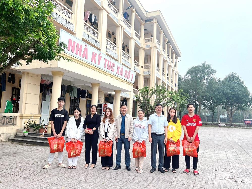 Thăm hỏi và tặng quà sinh viên Lào ở lại ký túc xá đón Tết Nguyên đán
