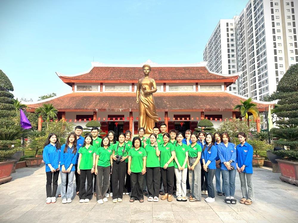 Câu lạc bộ Sống để yêu thương Trường Đại học Kinh tế Nghệ An tổ chức thắp hương, quét dọn và tham quan tại Nhà lưu niệm Nguyễn Thị Minh Khai