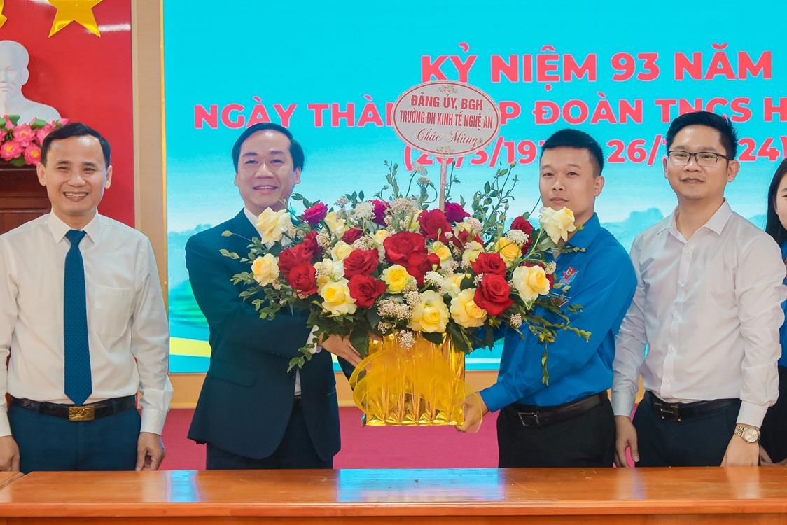 Lãnh đạo Trường chúc mừng cán bộ, đoàn viên, thanh niên nhân ngày thành lập Đoàn TNCS Hồ Chí Minh (26/3/1931 – 26/3/2024)