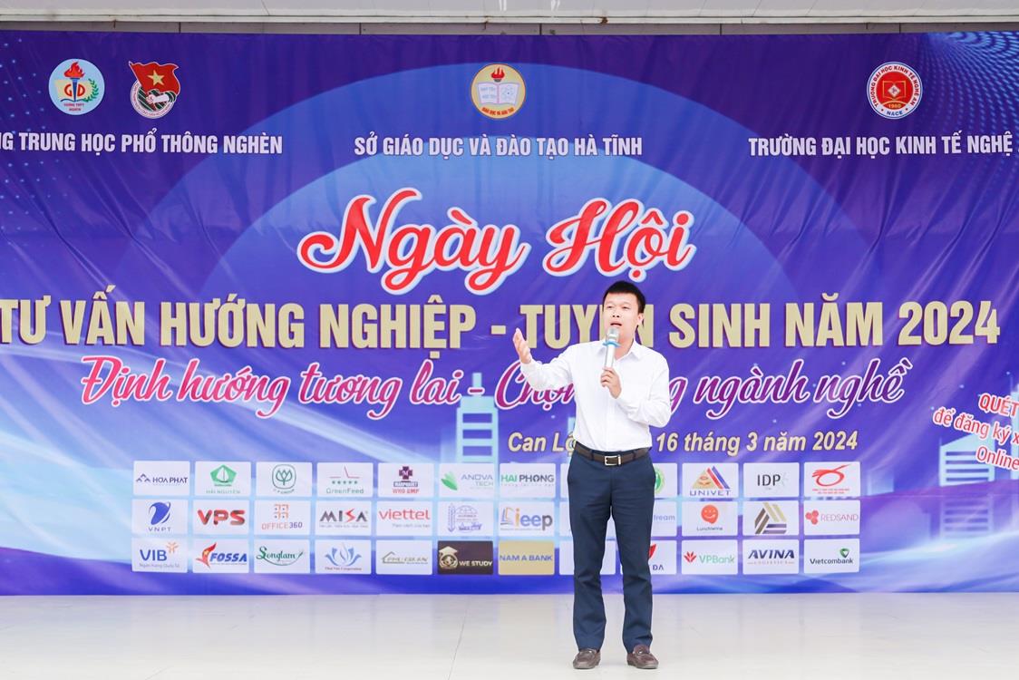Ngày hội Tư vấn hướng nghiệp – Tuyển sinh do NAUE tổ chức, thí sinh vui vì được giải đáp kỹ càng
