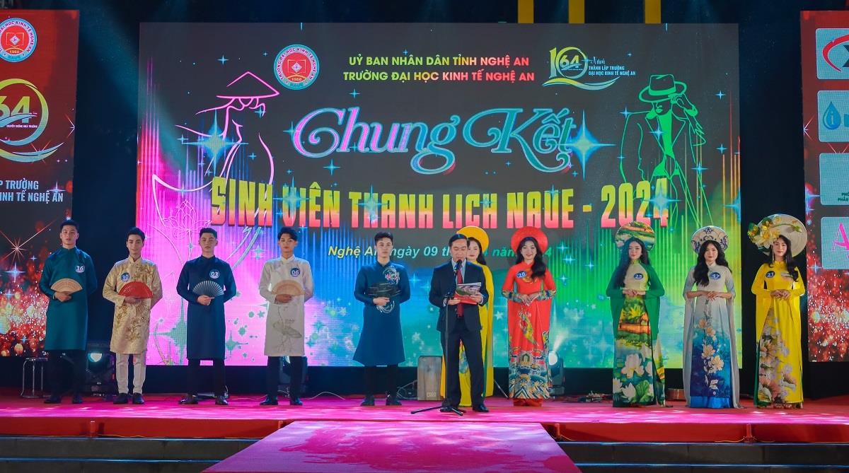 Sân khấu ngoài trời hoành tráng, rực rỡ giúp các thí sinh tỏa sáng trong đêm chung kết Cuộc thi “Sinh viên Thanh lịch NAUE 2024”