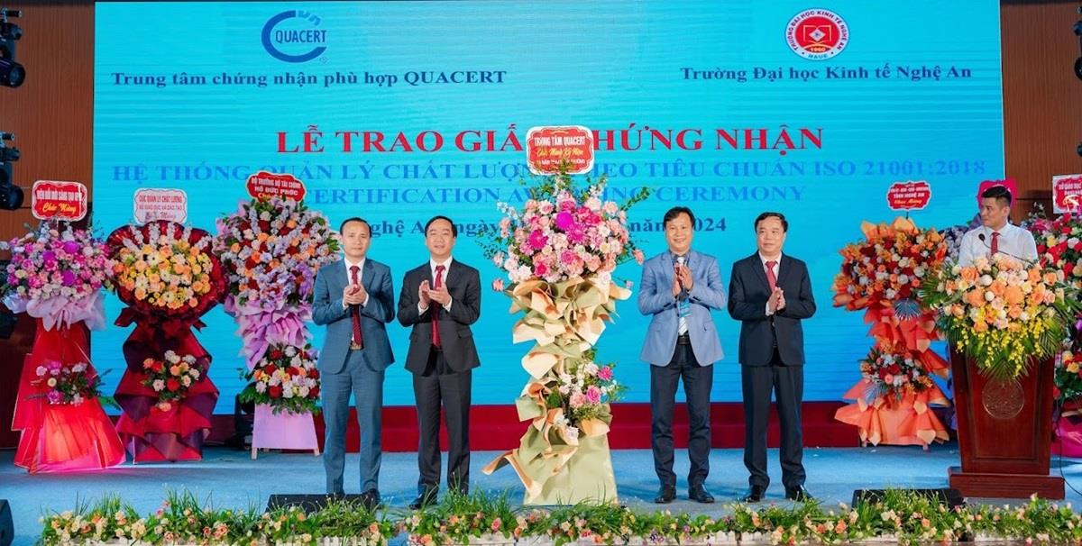 Trường Đại học Kinh tế Nghệ An vinh dự nhận giấy chứng nhận Hệ thống quản lý đối với Tổ chức giáo dục TCVN ISO 21001:2019/ISO 21001:2018 từ QUACERT