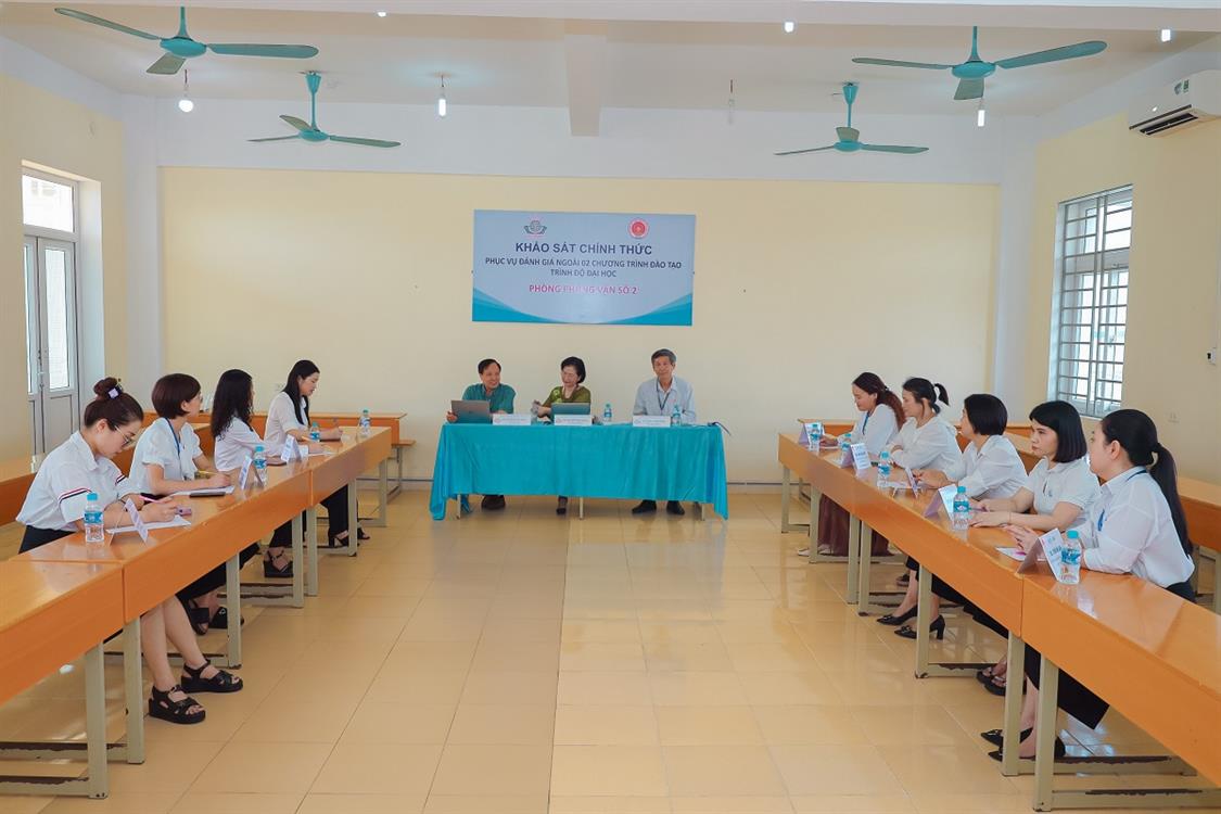 Trường Đại học Kinh tế Nghệ An: Đoàn chuyên gia phỏng vấn các bên liên quan phục vụ đánh giá ngoài 2 chương trình đào tạo bậc đại học ngành Kinh tế và ngành TC-NH