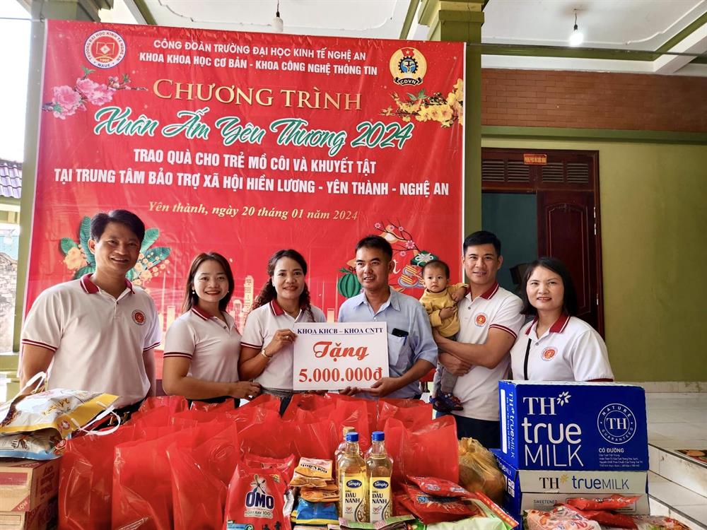 Công đoàn Khoa Khoa học cơ bản thăm hỏi và tặng quà cho trẻ mồ côi, khuyết tật ở huyện Yên Thành, tỉnh Nghệ An