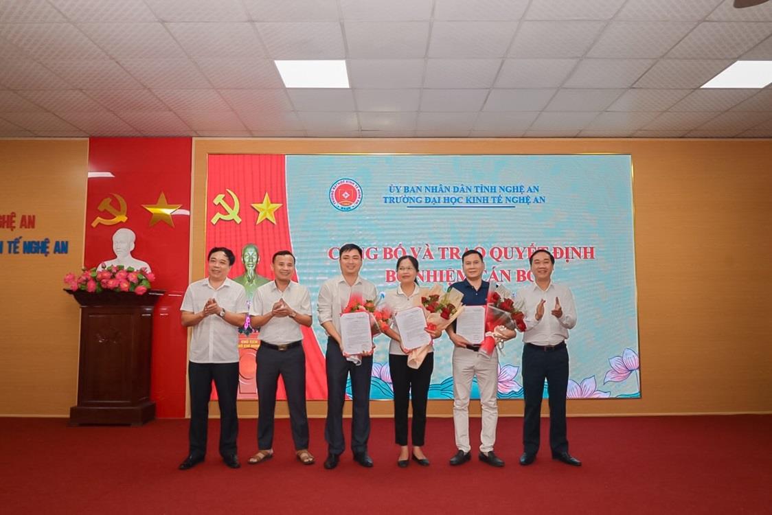 Hội nghị công bố Quyết định về công tác cán bộ của Trường Đại học Kinh tế Nghệ An
