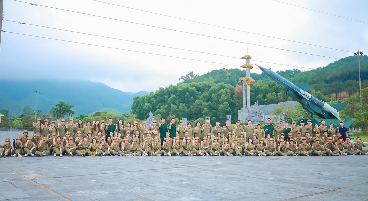 Hoạt động ngoại khóa cho sinh viên học GDQP&AN Trường Đại học Kinh tế Nghệ An: Mỗi bước ta đi thêm yêu Tổ quốc.
