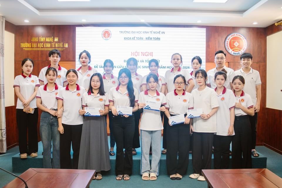 Khoa Kế toán Kiểm toán tổ chức Hội nghị tổng kết tổng kết nghiên cứu khoa học sinh viên 2024