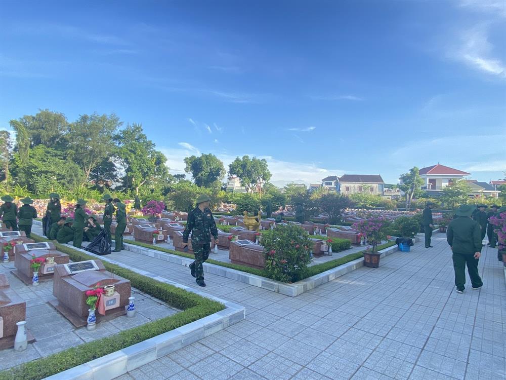 Gần 100 sinh viên lớp QP&AN K9 đợt 2 thăm viếng và dọn vệ sinh tại Nghĩa trang liệt sỹ Thành phố Vinh.