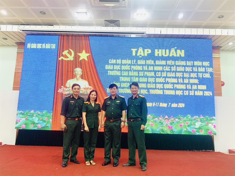 Tập huấn giảng dạy Giáo dục Quốc phòng và An ninh cho cán bộ quản lý, giáo viên.