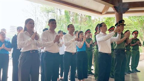 Dâng hương tưởng nhớ các anh hùng liệt sỹ nhân kỷ niệm 77 năm ngày Thương binh – liệt sỹ