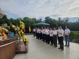 Dâng hương tưởng nhớ các anh hùng liệt sỹ nhân kỷ niệm 77 năm ngày Thương binh – liệt sỹ