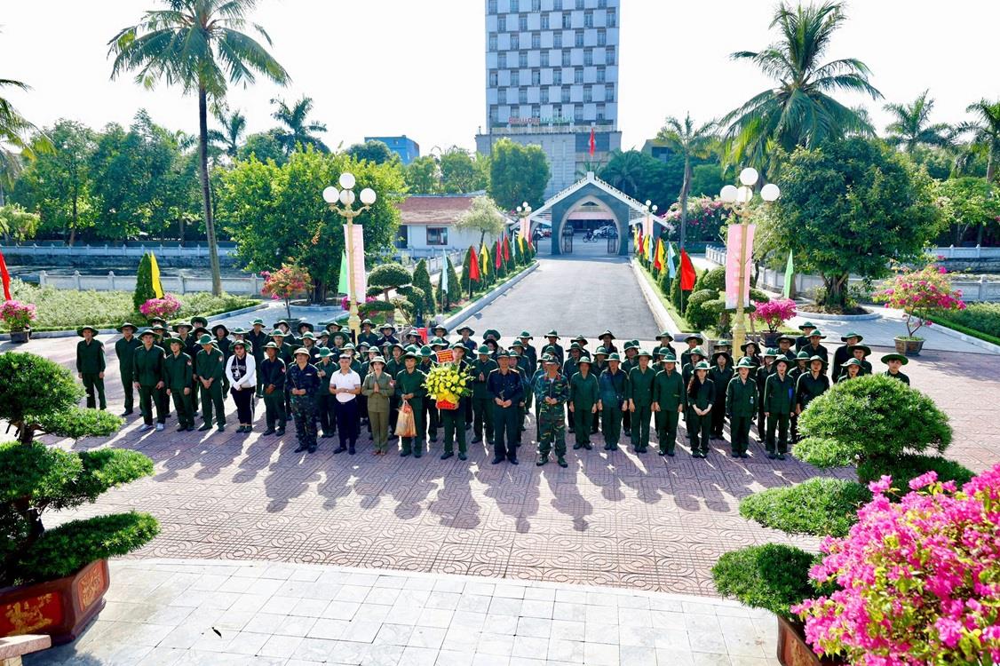 Sinh viên lớp QP&AN K9 NAUE thăm viếng và dọn vệ sinh tại Nghĩa trang liệt sỹ Thành phố Vinh