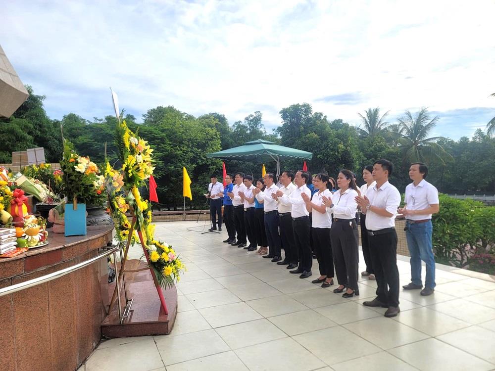 Trường Đại học Kinh tế Nghệ An – Dâng hương, Dâng hoa tưởng nhớ các Anh hùng liệt sỹ nhân Kỷ niệm 77 năm ngày Thương binh, Liệt sĩ