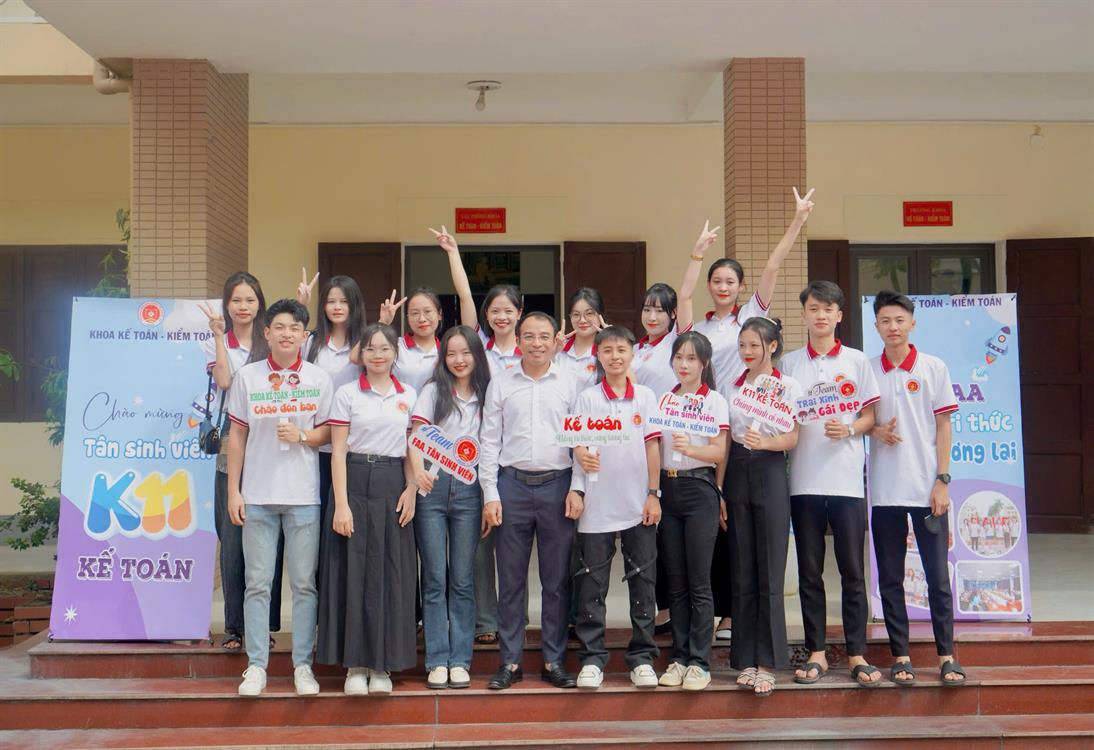 Không khí chào đón tân sinh viên Ngành kế toán trong ngày nhập học đầu tiên
