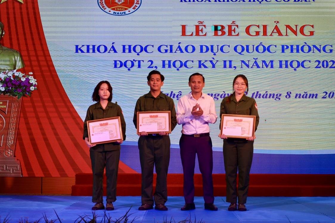 Lễ Bế mạc khóa học Giáo dục Quốc phòng và An ninh sinh viên Khóa 9 – đợt 2 năm học 2023-2024 Trường Đại học Kinh tế Nghệ An