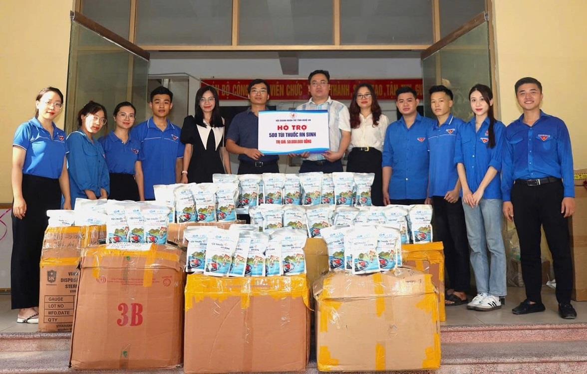 1.500 túi thuốc an sinh “san sẻ yêu thương, chung tay hướng về đồng bào lũ lụt”