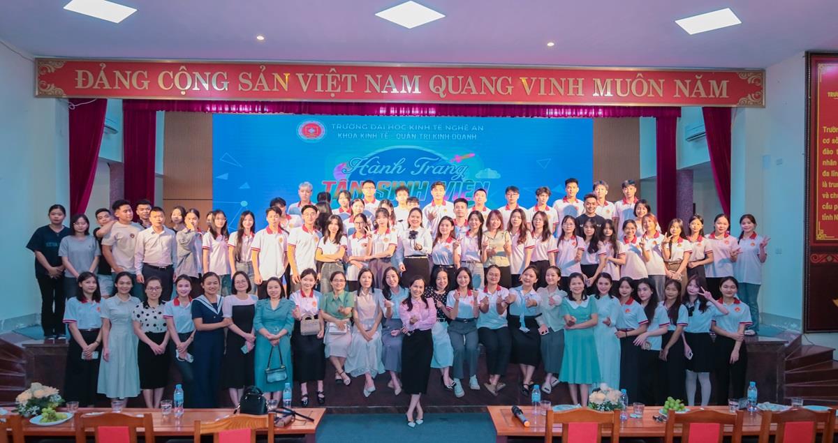 KHOA QUẢN TRỊ KINH DOANH TỔ CHỨC THÀNH CÔNG CHƯƠNG TRÌNH HÀNH TRANG TÂN SINH VIÊN K11 NĂM HỌC 2024 – 2025