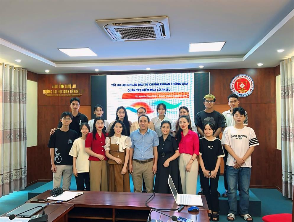 Sinh viên ngành Tài chính – Ngân hàng học tập đầu tư chứng khoán cùng chuyên gia