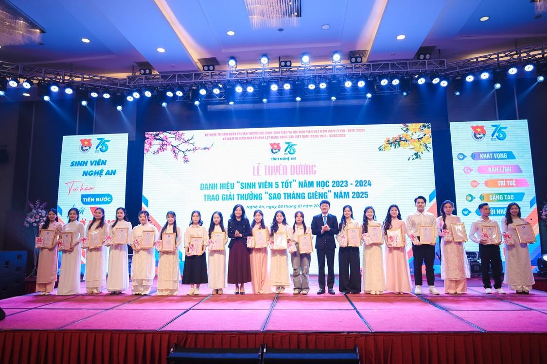 Sinh viên Trường Đại học Nghệ An vinh dự nhận Giải thưởng “Sao Tháng Giêng”, “Sinh viên 5 tốt” năm học 2023-2024 cấp tỉnh Nghệ An
