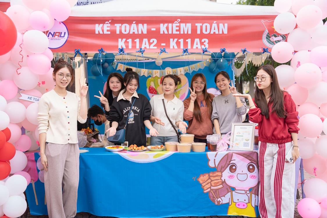TUỔI TRẺ K12 “BUNG CHẤT” – HỘI CHỢ CHÀO TÂN SINH VIÊN TRƯỜNG ĐẠI HỌC NGHỆ AN: SÔI ĐỘNG – SÁNG TẠO – KẾT NỐI