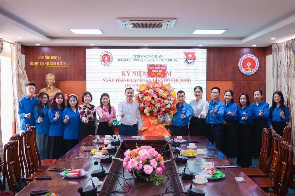 Đảng uỷ, Hội đồng trường, Ban Giám hiệu Trường Đại học Nghệ An chúc mừng kỷ niệm 94 năm ngày thành lập Đoàn Thanh niên Cộng sản Hồ Chí Minh