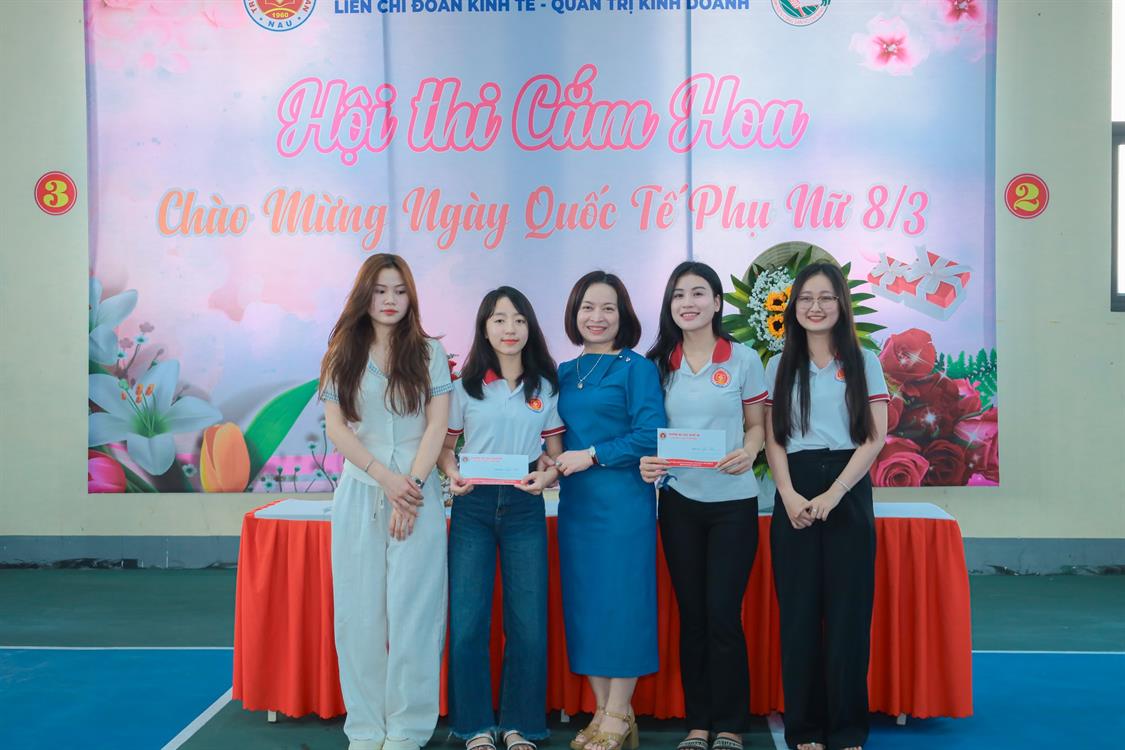 Chi đoàn Ngôn ngữ Anh xuất sắc đạt giải Nhì tại Hội thi cắm hoa chào mừng ngày Quốc tế phụ nữ 8/3