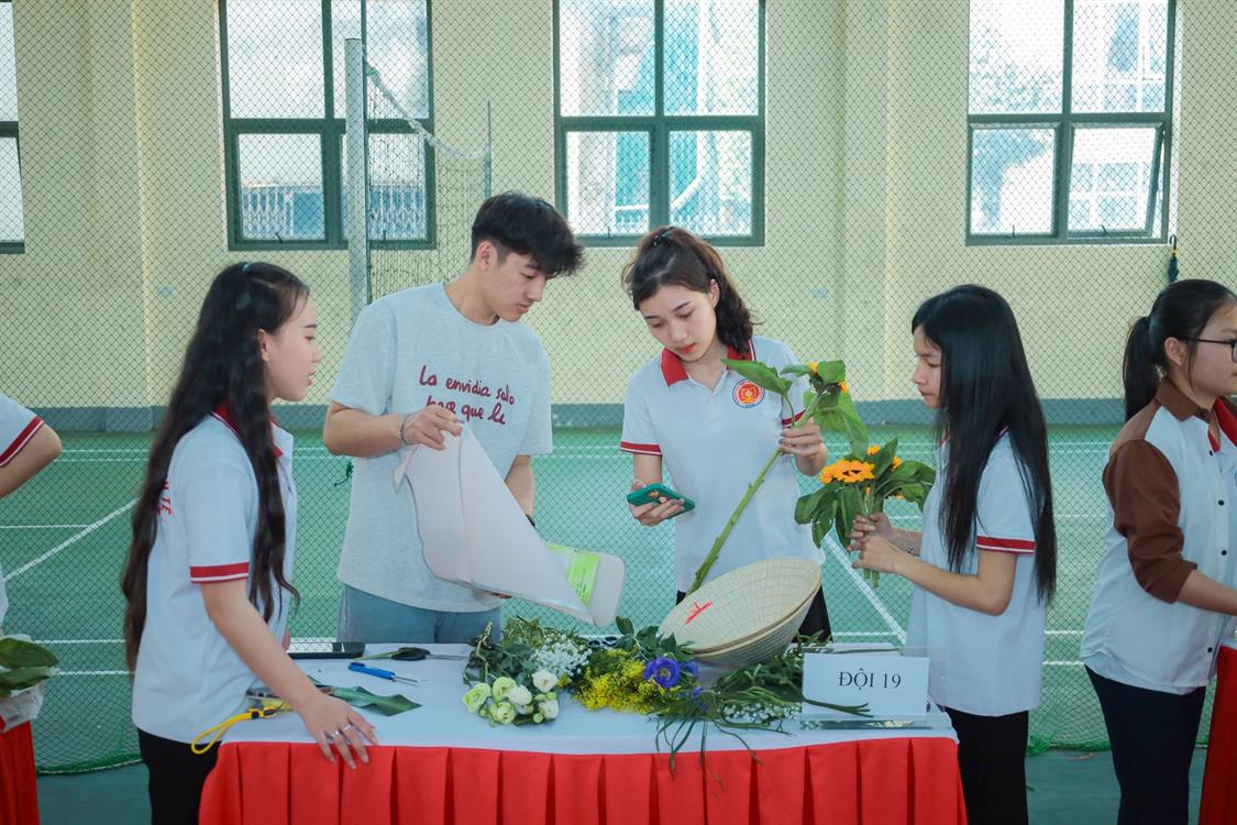 Sinh viên khoa Công nghệ Thông tin tham gia cuộc thi cắm hoa – Chào mừng ngày Quốc tế Phụ nữ 8/3