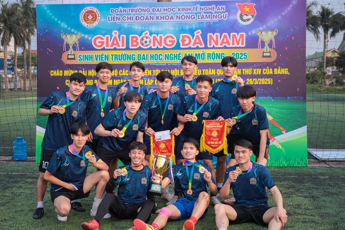Trận chung kết giải bóng đá nam sinh viên Trường Đại học Nghệ An: Khi tài năng và nhiệt huyết lên ngôi