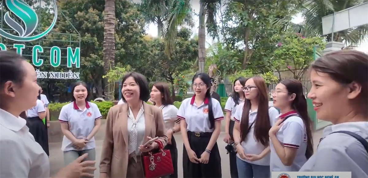 Sinh viên K10A2 tham quan công ty cổ phần KHCN Tảo Việt Nam