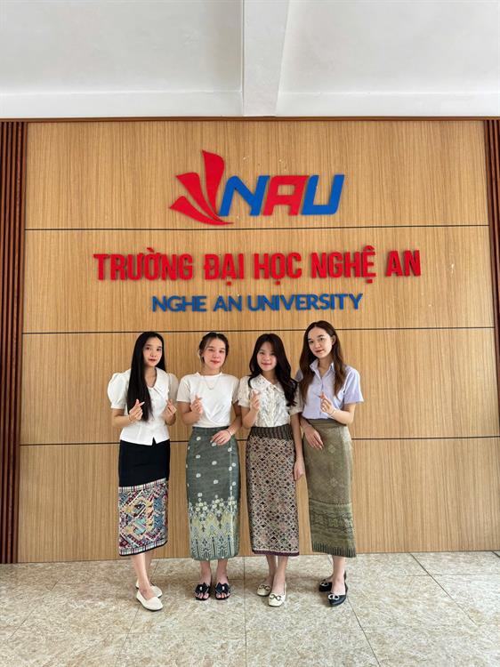 Gắn kết không biên giới – thắp sáng ước mơ tri thức cùng sinh viên Lào