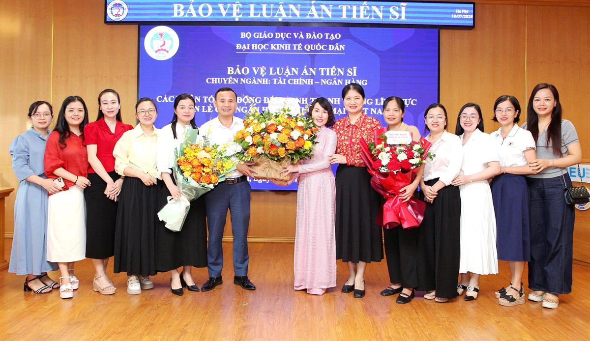 Nghiên cứu sinh Hoàng Thị Huyền – Khoa Tài chính – Ngân hàng, Trường Đại học Nghệ An bảo vệ thành công Luận án Tiến sĩ