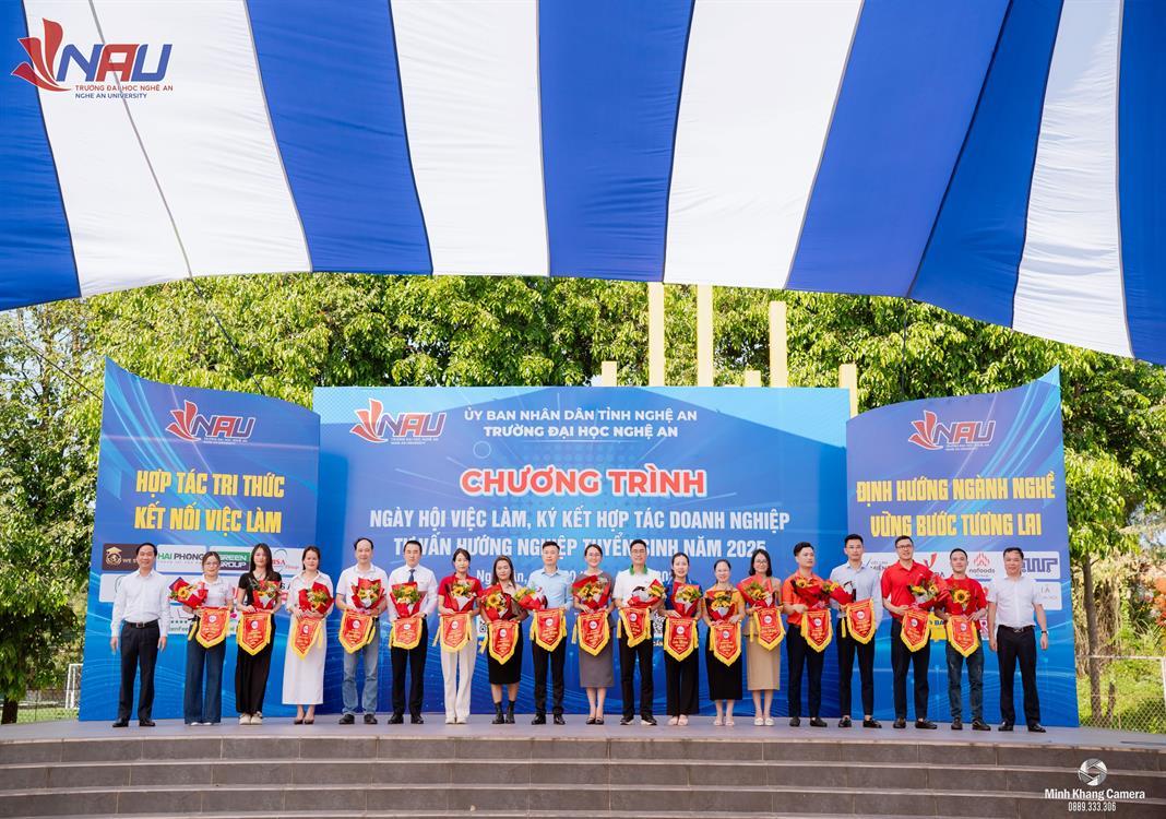 Trường Đại học Nghệ An: Review chương trình “Ngày hội việc làm, Ký kết hợp tác doanh nghiệp và Hướng nghiệp – Tuyển sinh năm 2025”