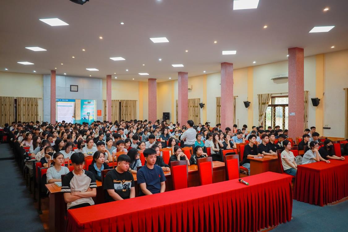 Học tập chính trị đầu khóa – Bước khởi đầu ý nghĩa của tân sinh viên K12 Trường Đại học Nghệ An