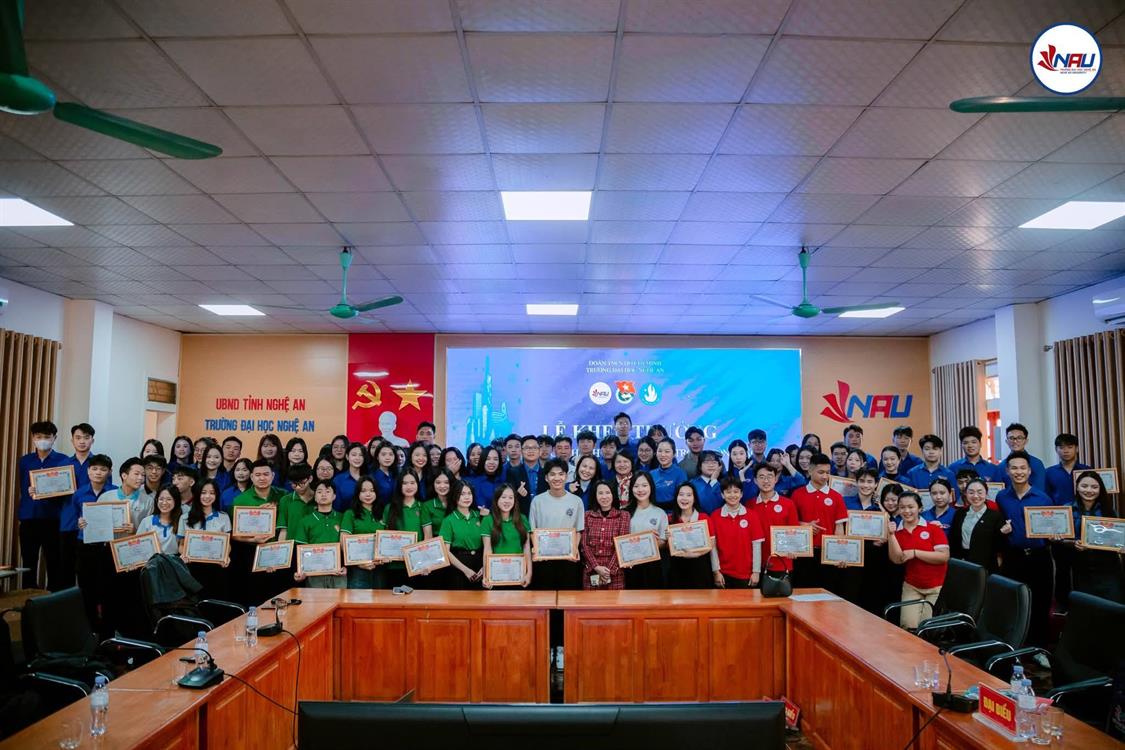 LỄ KHEN THƯỞNG SINH VIÊN CÓ THÀNH TÍCH XUẤT SẮC  TRONG CÔNG TÁC ĐOÀN – HỘI NĂM 2025